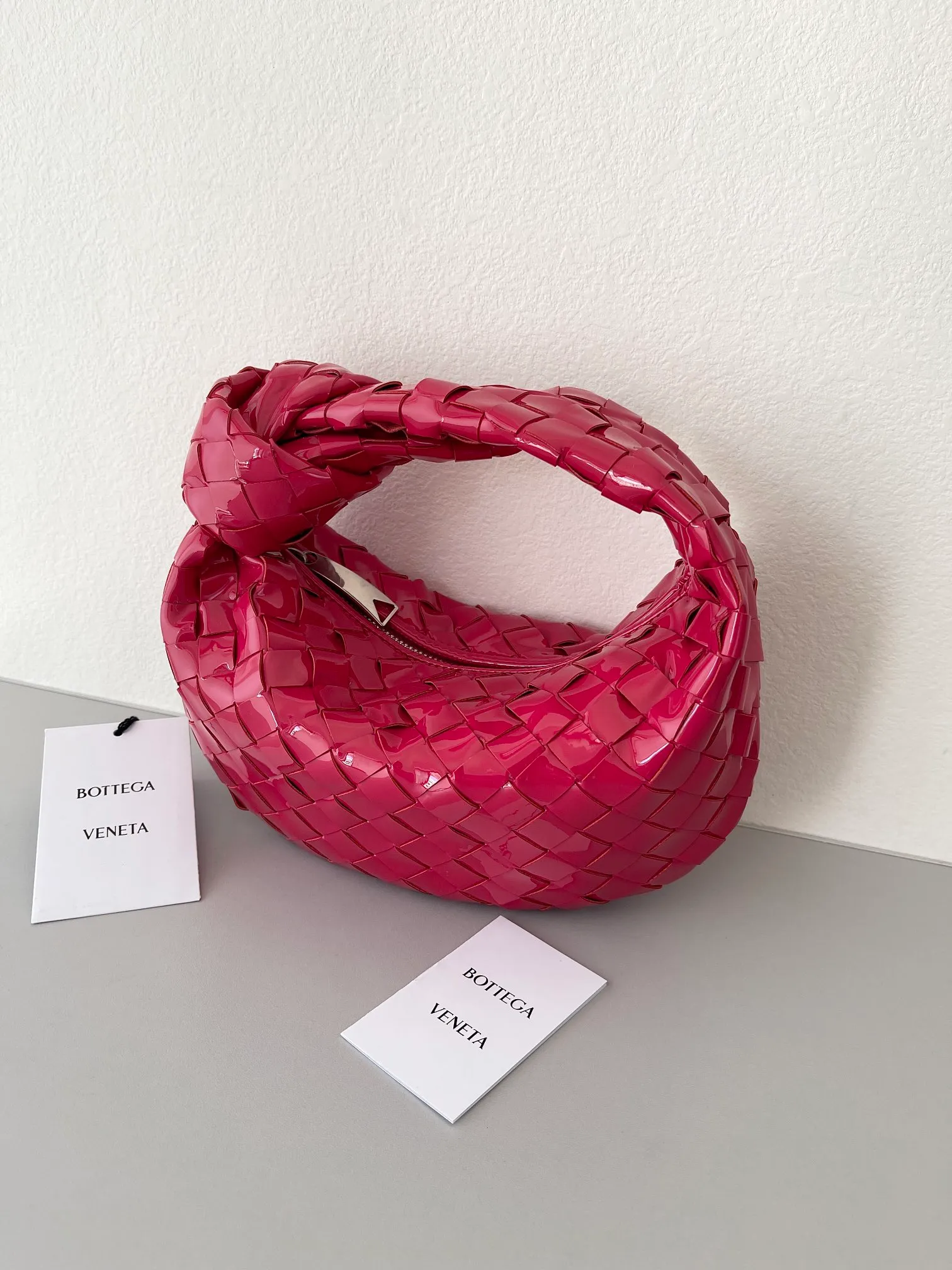 Mini Jodie Patent Leather New Color Bottega Veneta ͙.——The latest woven knotted hobo, the bag has a unique shape, is particularly practical and durable. It retains the traditional woven elements while being a little more flamboyant ~ Made of hand-woven cowhide, zipper opening and closing, curved seamless structure, effortless to match, highly recommended ⚠️⚠️⚠️ Size: 23cm*15cm*5cm